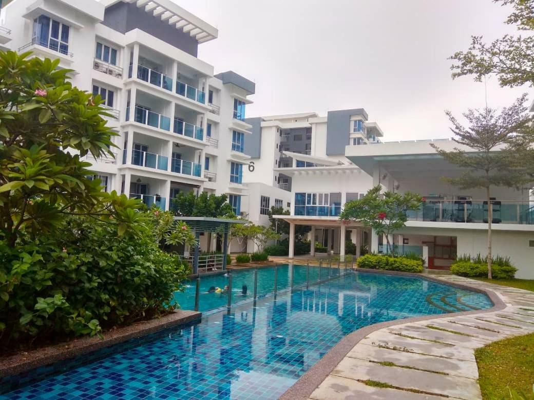 Putra 1 Pool Homestay Bandar Seri Putra Kampong Sungai Buah Exterior foto